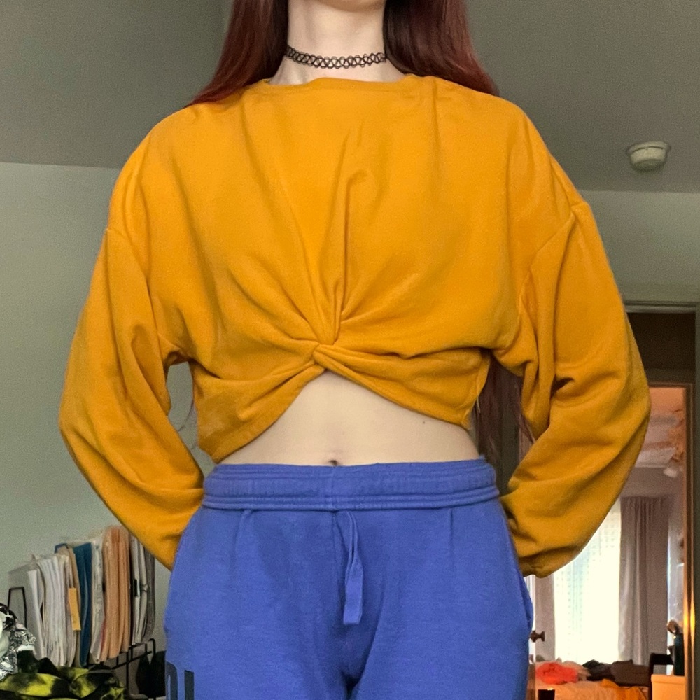 🌟 Yellow Cropped Sweatshirt - Picture 2 of 5